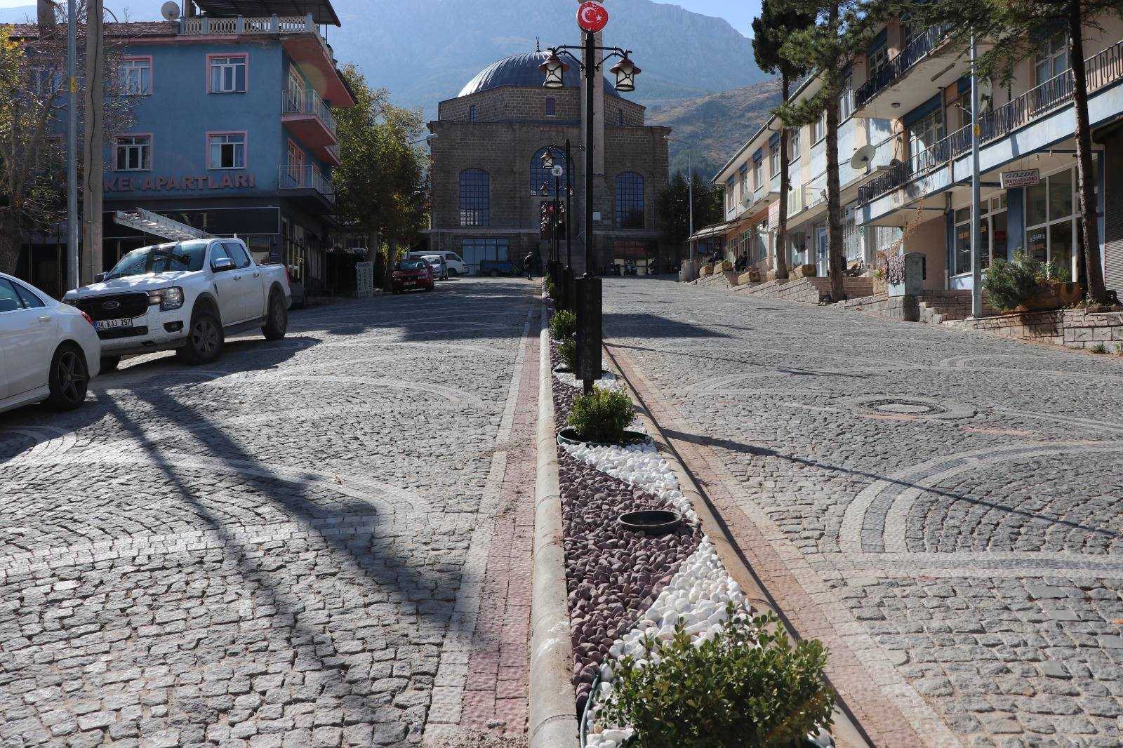 Cumhuriyet Caddesi (Pazar Yokuşu)’nda Peyzaj Düzenleme Çalışmaları Tamamlandı