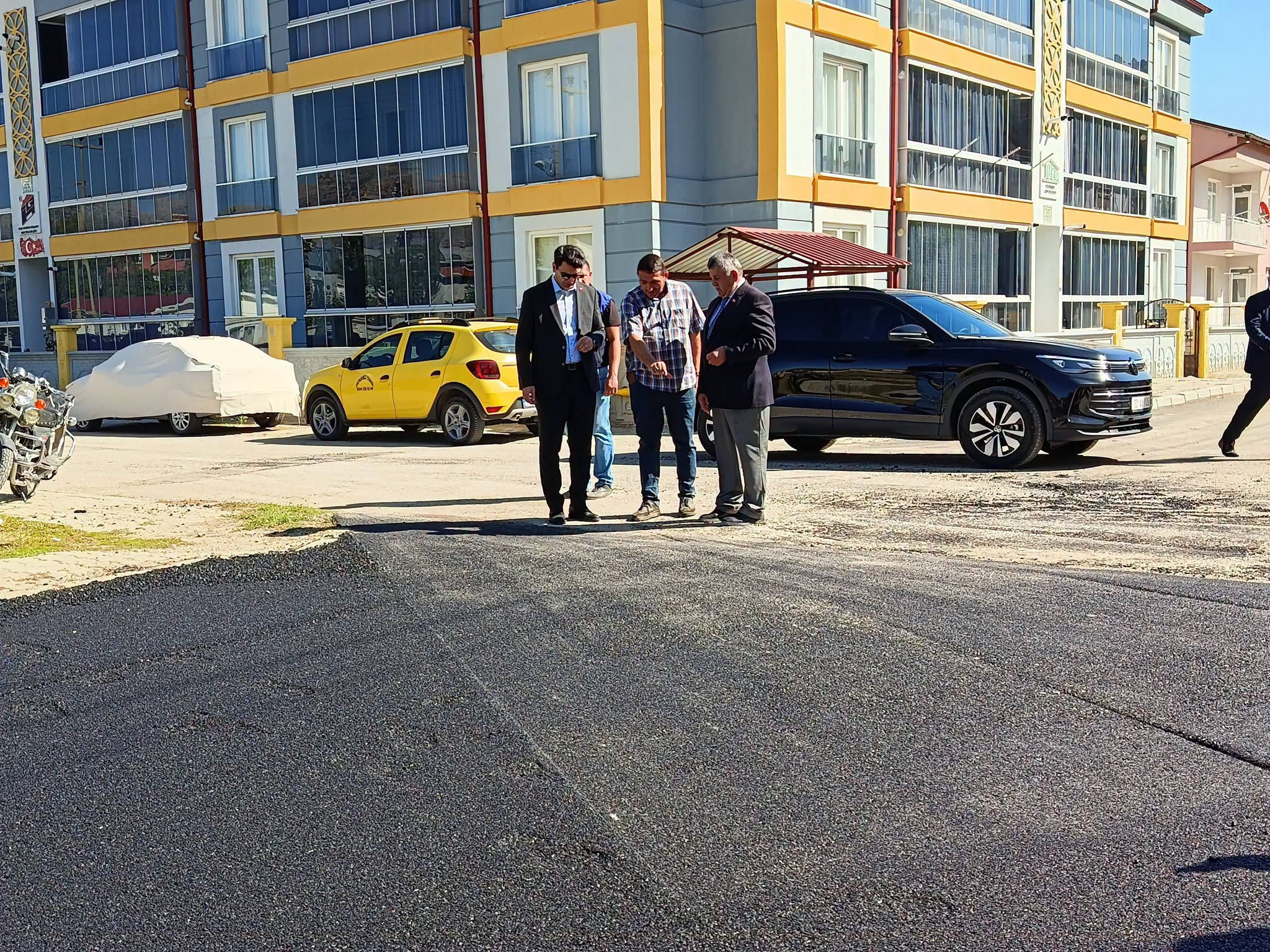 İlçemizde Sıcak Asfalt Çalışmaları Devam Ediyor