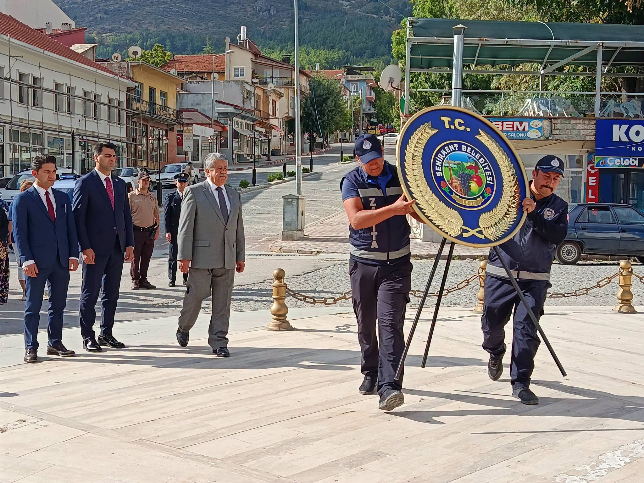 İlçe Protokolünden 30 Ağustos Çelengi: "İlçemizde 30 Ağustos Zafer Bayramı Coşkuyla Kutlandı"